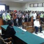 Terdakwa Sumaryono tertunduk saat pembacaan vonis berlangsung oleh majelis hakim Tipikor Jatim, kemarin.Foto : nanang ichwan/BANGSAONLINE