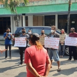 PKL Jombang saat demo di Kantor Dinas Perindustrian, Perdagangan, dan Pasar.