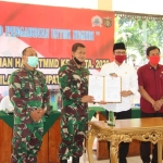 ?Penyerahan hasil program kerja TMMD oleh Dansatgas kepada Bupati Ngawi di Pendopo Paseban Pemkab Ngawi.
