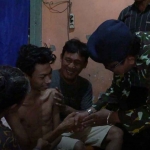Eks Brimob Polresta Sidoarjo saat mengunjungi korban tragedi Kanjuruhan di Desa Kesambi, Kecamatan Porong.