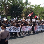 Para mahasiswa saat beraksi di depan kantor DPRD Kota Kediri dan memblokade jalan. foto: ARIF KURNIAWAN/ BANGSAONLINE