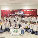 Para santri MBI Amanatul Ummah saat berpose usai berhasil meraih berbagai juara dalam banyak kategori pada 12th World Robotic For Peace di Malaysia. Foto: Ist