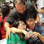 Salah satu keluarga korban AirAsia QZ8501 saat di Crisis Center Juanda.