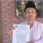 Ketua Harian Situs Ndalem Pojok Persada Soekarno, Kushartono, menunjukkan arsip undangan kepada Presiden Jokowi. Foto: Ist.