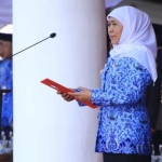 Gubernur Jawa Timur Khofifah Indar Parawansa saat menjadi inspektur upacara peringatan HUT Korpri ke 48, di halaman Grahadi, Senin (2/12). foto: istimewa/ bangsaonline.com