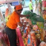 MULAI MARAK: Seorang pegawai tengah menata parcel di sebuah toko di kawasan Kota Sidoarjo, Senin (20/6). foto: istimewa