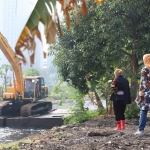 Wali Kota Risma blusukan memantau aktivitas pengerukan lumpur di Sungai Jalan Baruk Utara I, Kedung Baruk, Rungkut, Surabaya, Selasa (11/8/2020). (foto: ist).