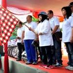 Wali kota Surabaya Tri Rismaharini, saat memberangkatkan peserta gowes SHS. foto:humas/BANGSAONLINE