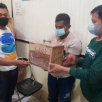 Tersangka AKA (tengah), pencuri kotak amal di Masjid An-Nur Desa Banyubulu, Kecamatan Proppo, Kabupaten Pamekasan.