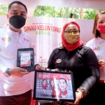 Wali Kota Surabaya, Eri Cahyadi (kiri), bersama Direktur Sampoerna Retail Community Indonesia Sembilan (SRCIS), Rima Tanago, saat peluncuran Sinau Kelontong Surabaya.