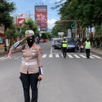 Kasatlantas Polres Batu AKP Lya Ambarwati saat memimpin upacara peringatan Hari Pahlawan di Jalan Diponegoro, tepatnya di depan Batu Town Square.
