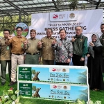 Dirjen KSDAE KLHK, Satyawan Pudyamoko; Presiden Direktur PT Smelting, Hideya Sato, dan Dirut Taman Safari Indonesia, Jansen Manangsang, saat pelepasan komodo. Foto: Ist