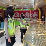 Sejumlah Polwan Polres Mojokerto saat patroli ke salah satu toko emas.