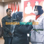 Wakil Bupati Gresik, Aminatun Habibah, saat mengukuhkan purna Paskibraka jadi Duta Pancasila. Foto: SYUHUD/BANGSAONLINE