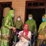PC Muslimat NU Kota Kediri saat memberikan santunan kepada Sulastri, salah satu warga terdampak pandemi. foto: ist.