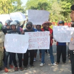 Aksi warga Desa Klitik saat demo di kantor Pemkab Ngawi. foto: ZAINAL ABIDIN/ BANGSAONLINE