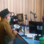 Wakil Bupati Pasuruan Mujib Imron (kiri) saat menyosialisasikan pengobatan penyakit stroke di RSUD Bangil melalui radio.