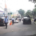 Petugas Dishub saat menertibkan kendaraan yang parkir di tepi jalan depan UMG. foto: SYUHUD/ BANGSAONLINE
