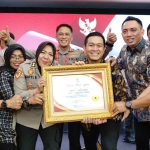 Kapolrestabes Surabaya,  Kombes Pol Akhmad Yusef Gunawan, bersama para Kasat menerima penghargaan dari Kapolri.