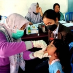 Petugas Kesehatan saat memberi vaksin kepada salah satu murid. Foto: Ist