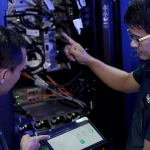 Tim operasi dari Departemen Teknologi Informasi dan Komunikasi SIG saat maintenance di fasilitas data center. Foto: Ist