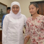 Gubernur Jatim, Khofifah Indar Parawansa memberikan dukungan moril kepada Shalfa Avrila Siani. foto: ist