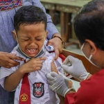 Anak usia 6-11 tahun ketika menangis saat disuntik vaksin Covid-19. Foto: Ist