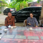 Komisioner KPU Kabupaten Pasuruan saat diwawancarai sejumlah jurnalis.