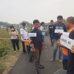 Satreskrim Polresta Sidoarjo saat melakukan reka ulang kasus pembunuhan yang menewaskan Nikko Dwi Anggrian (22), warga Desa Klantingsari, Tarik, Kamis (8/11).