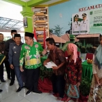 Wakil Bupati Pasuruan KH. Mujib Imron (baju hijau) saat menyerahkan bantuan sosial di Kecamatan Wonorejo.
