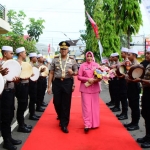 Penyambutan Kapolres Situbondo yang baru AKBP Sugandi, S.I.K., M.Hum. dengan upacara pedang pora. 