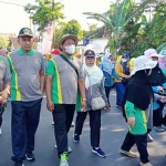 Kepala Kantor Kemenag Kabupaten Kediri, Achmad Fa’iz (nomor 3 dari kiri) saat mengikuti jalan santai kerukunan. Foto: Ist