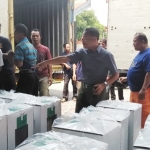 SIAP KIRIM: Logistik Pemilu 2019 di Kantor KPU Sidoarjo yang mulai dikirim ke kecamatan, Senin (25/3). foto: ist