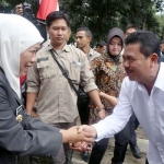 Gubernur Jawa Timur Khofifah Indar Parawansa saat meninjau TPS 19 Desa Mlirip Kecamatan Jetis bersama Wabup Pungkasiadi.
