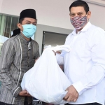 Wali Kota Kediri, Abdullah Abu Bakar (baju putih) saat menyerahkan bantuan. (foto: ist).
