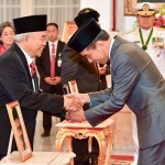 Presiden Joko Widodo saat menganugerahkan gelar pahlawan nasional KH Abdul Chalim yang diterima putra bungsunya, Prof Dr Kh Asep Saifuddin Chalim, MA. Foto: Setneg