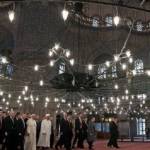 Paus Fransiskus saat berdoa dalam masjid biru disaksikan para ulama Turki. Foto: bbc/kompas