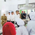 Gubernur Khofifah saat mendampingi Presiden Jokowi mengunjungi SMKN 3 Malang.