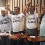Wakil Ketua DPD Hanura DKI Jakarta Bidang OKK Rahmat HS dan kader lainnya menyatakan menolak dukung Ahok, Minggu (27/3) di Jakarta.
 Hapus