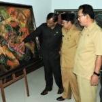 Ketua DPRD Kota Malang, Ir. Arief Wicaksono, saat mengamati salah satu lukisan. (Iwan Irawan/BANGSAONLINE)