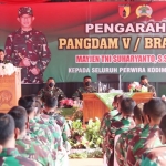 Pangdam V/Brawijaya Mayjen TNI Suharyanto saat memberikan pengarahan kepada para danramil.