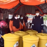 Petugas PT. Sagraha Satya Sawahita saat mengangkut limbah B3 infeksius di Tempat Isoter Dormitory Atlet Kawasan Gor Tawang Alun.