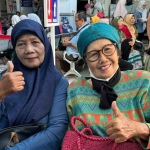 Nur Isnawati Latuny (73) dan Layu Sumiarti (68) di area ruang tunggu poli rawat jalan RS Gatoel, Kota Mojokerto.