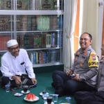 Kapolres Ngawi, AKBP Dwiasi Wiyatputera saat berbincang dengan Ketua PCNU Ngawi, KH. Achmad Ulin Nuha Rozy, di Ponpes Temulus Mantingan, Senin (2/1/2023)