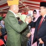 Gubernur Jawa Timur memberikan santunan kepada perwakilan veteran pejuang kemerdekaan, pada Peringatan Hari Pahlawan Tahun 2018.