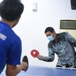 Wali Kota Kediri Abdullah Abu Bakar saat latih tanding dengan salah satu atlet tenis meja andalan kota Kediri. (foto: ist.)