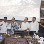 Hearing Komisi A DPRD Jatim dengan KPU Jawa Timur membahas anggaran Pilgub Jatim 2024. foto: istimewa