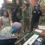 Petugas melakukan pemeriksaan identitas pengunjung, serta melakukan tes urine saat razia tempat karaoke di Kecamatan Nglegok.