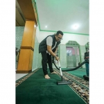 Pj Wali Kota Mojokerto, Moh. Ali Kuncoro, saat membersihkan masjid.
