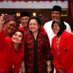 Tampak Puti sedang berselfie ria bersama Megawati, Gus Ipul, Wali Kota Risma, Wawali Kota Wisnu, Bupati Anas serta Bupati Kanang.